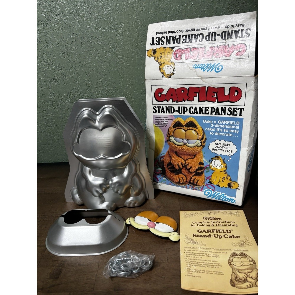 Wilton Garfield 3D Stand Up Cake Pan Set Open Box